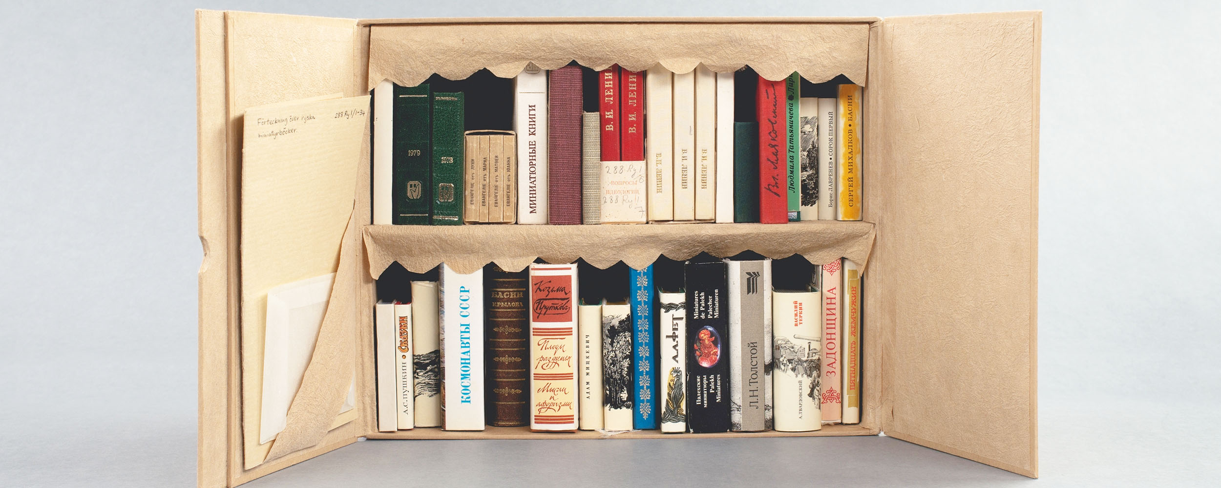 Ryska miniatyrböcker i en liten bokhylla. Foto: KB