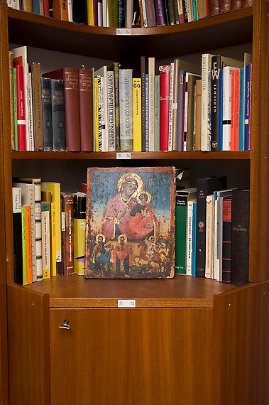 En ikontavla som står i en bokhylla.