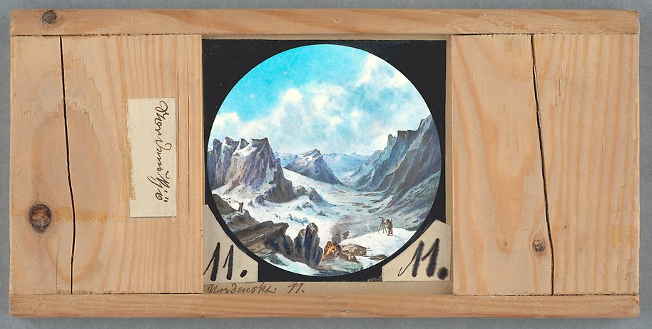 Målning fäst i träram. Expeditionen eldar och tittar i kikare i sitt läger på isen.